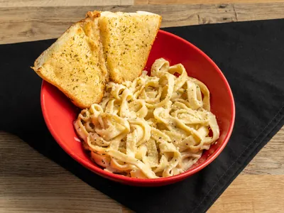 Fettuccine Alfredo with garlic bread at Durkin’s Pizza