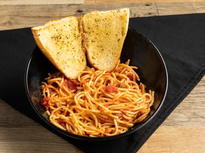 Spaghetti with meat sauce and garlic bread at Durkin’s Pizza